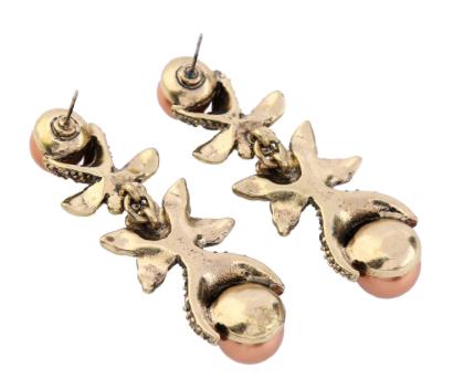 A vintage look double faux pearl design with crystal flowers and petal detailing.
