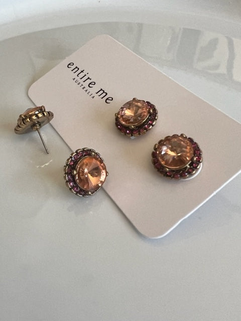 Elizabeth is a vintage stud statement earring with a large champagne coloured crystal boarded by smaller pink crystals. Fun and easy wearing!