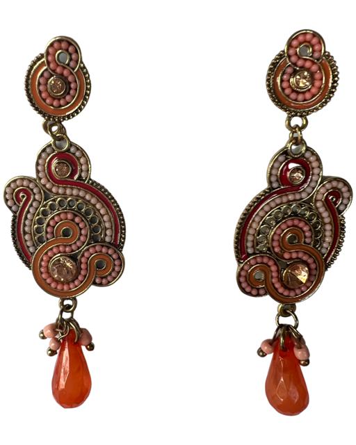 Coral tones combination of beads and crystal in a pendent statement earring.