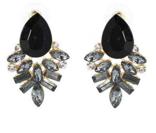 Winnie is our fine crystal stud earring. Perfect to add the element of bling to your outfit! 