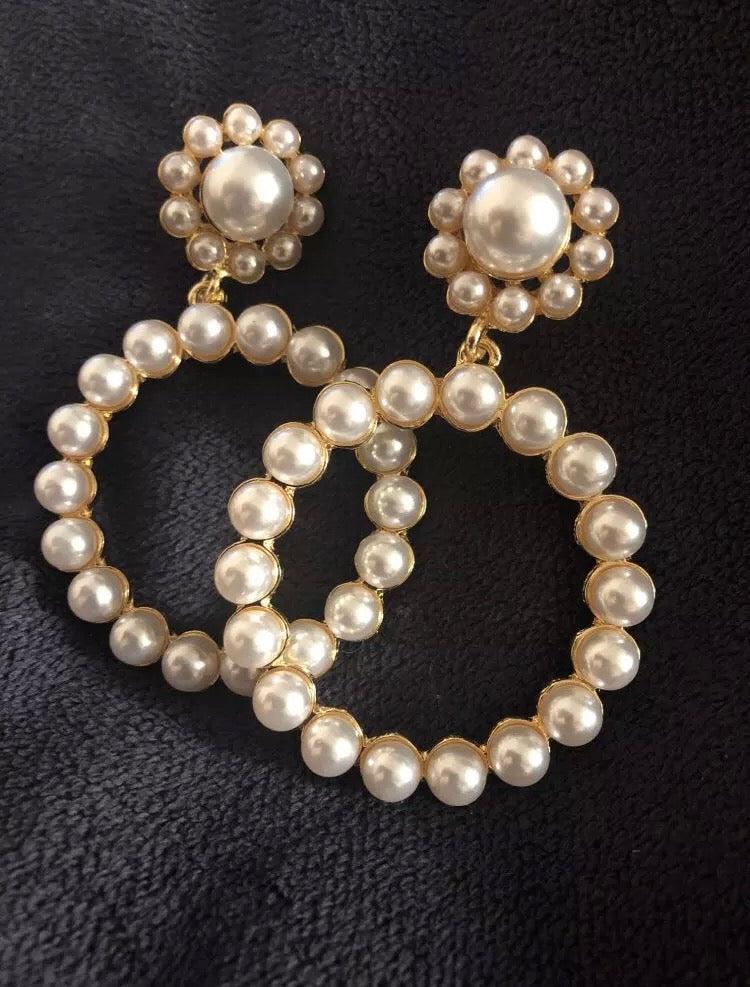 A simple yet beautiful pearl circular drop with a flower shaped stud. A true statement style and very versatile. Lightweight.