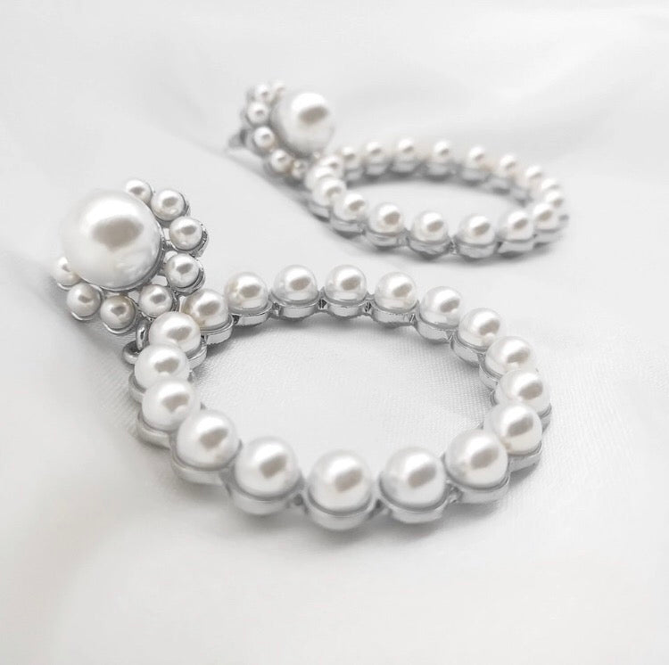 A simple yet beautiful pearl circular drop with a flower shaped stud. A true statement style and very versatile. Lightweight.