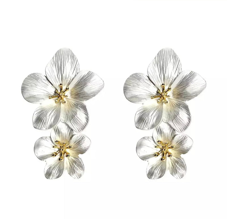 A pretty and bold coloured simple flower stud statement earring with a gold 3D centerpiece.