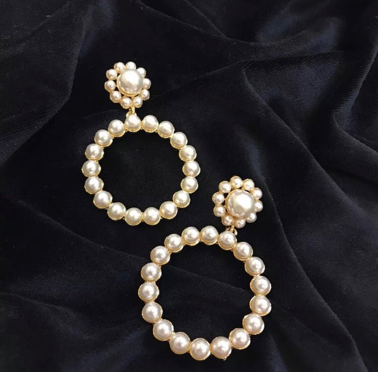 A simple yet beautiful pearl circular drop with a flower shaped stud. A true statement style and very versatile. Lightweight.