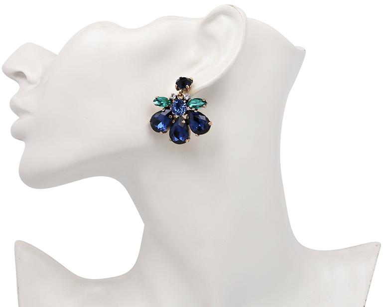 A beautiful and simple crystal flower stud design, easily worn to dress up any outfit or add a little sparkle.