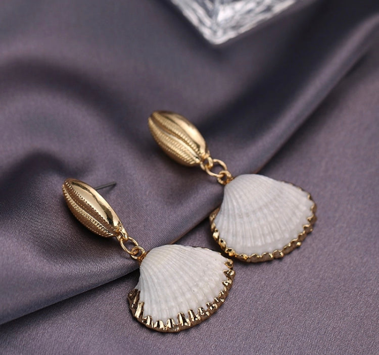 A lightweight open shell drop with gold detailing. 