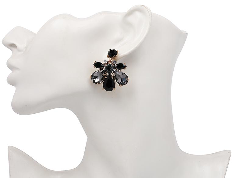 A beautiful and simple crystal flower stud design, easily worn to dress up any outfit or add a little sparkle.