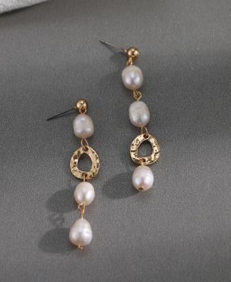 A pretty, lightweight and versatile pearl drop with gold clasping. 