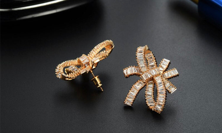 A beautiful encrusted oversized bow stud. Cubic zirconia. Zinc alloy, nickel free.