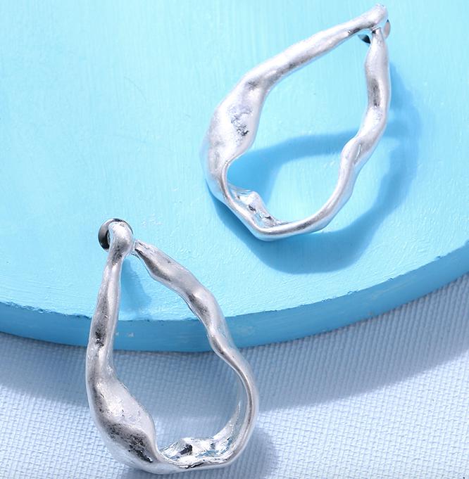 A beautiful yet simple frosted silver abstract teardrop design, compatible with absolutely any outfit.  These will become your everyday go to drop.