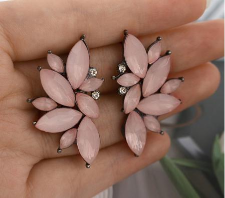 A beautiful and simple crystal stud, easily worn to dress up any outfit or add a little sparkle.