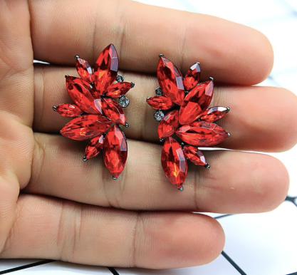 A beautiful and simple crystal stud, easily worn to dress up any outfit or add a little sparkle.