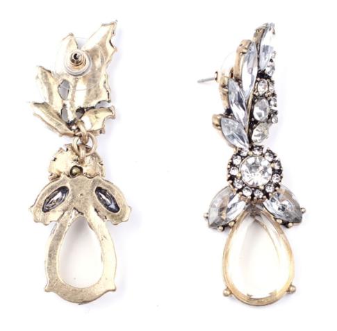 A beautiful medium sized vintage style crystal drop with gold clasping. Features flower and petal detailing and a clear teardrop pendant.  