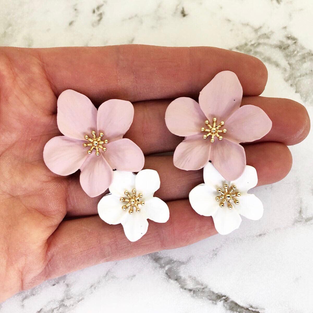 A pretty and bold coloured simple flower stud statement earring with a gold 3D centerpiece.