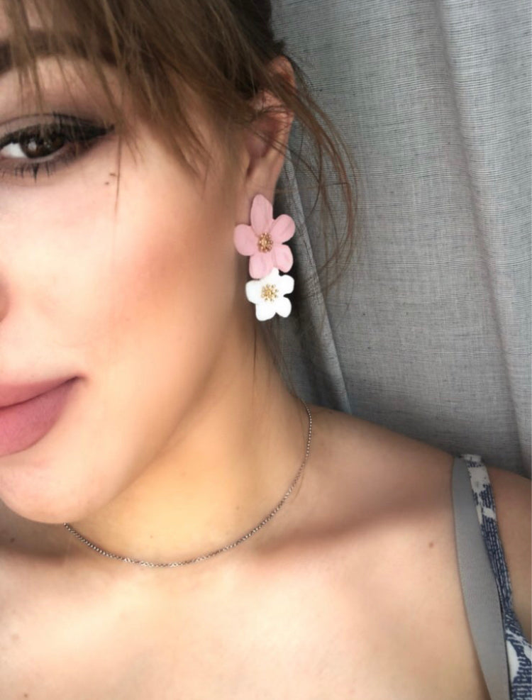 A pretty and bold coloured simple flower stud statement earring with a gold 3D centerpiece.