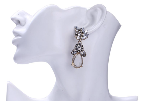 A beautiful medium sized vintage style crystal drop with gold clasping. Features flower and petal detailing and a clear teardrop pendant.  