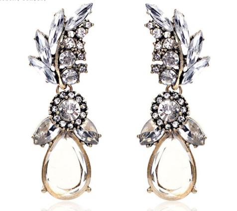 A beautiful medium sized vintage style crystal drop with gold clasping. Features flower and petal detailing and a clear teardrop pendant.  