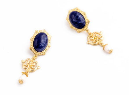 A beautiful oval shaped navy marbled stud complimented by an intricate golden border which transcends into a gold filigree drop and ends in a single simple pearl. Lightweight and beautifies a classic look.