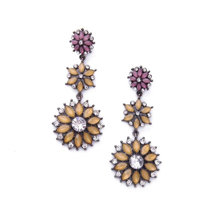 A gorgeous pink and beige flower design earring with crystal detailing.