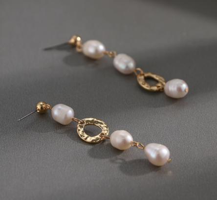 A pretty, lightweight and versatile pearl drop with gold clasping. 