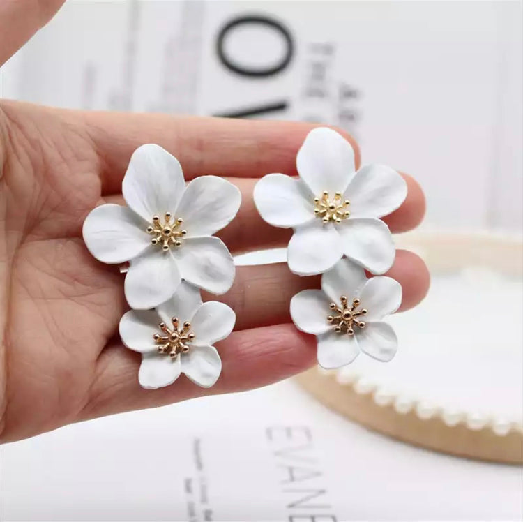 A pretty and bold coloured simple flower stud statement earring with a gold 3D centerpiece.