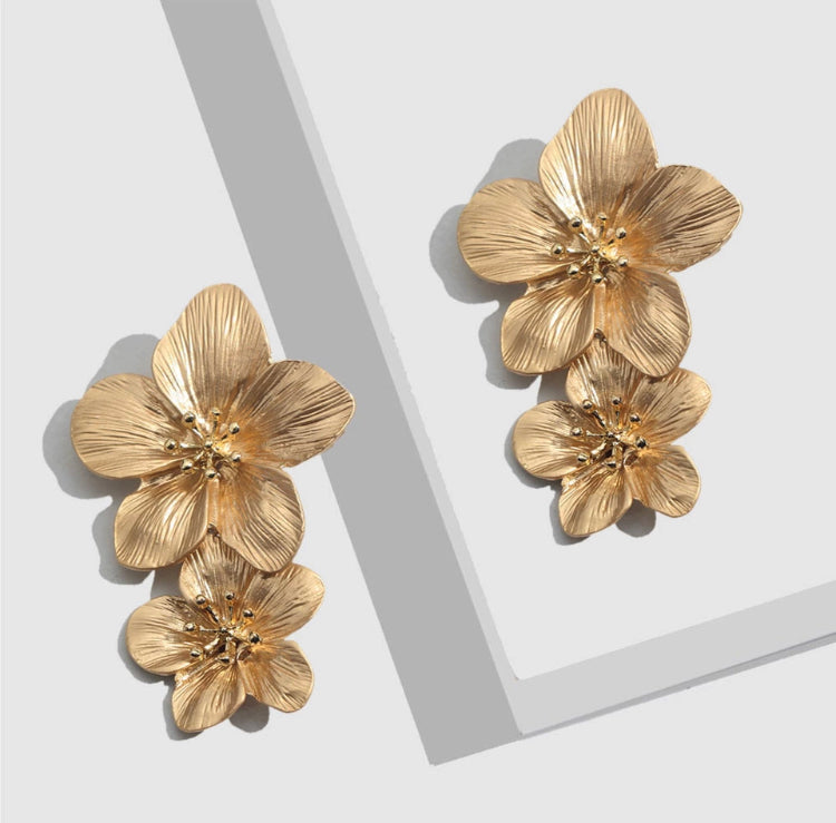 A pretty and bold coloured simple flower stud statement earring with a gold 3D centerpiece.