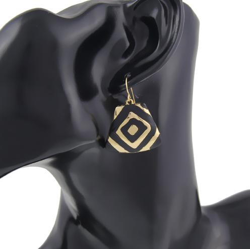 A gold and black geometric lightweight drop suitable for longwear. 