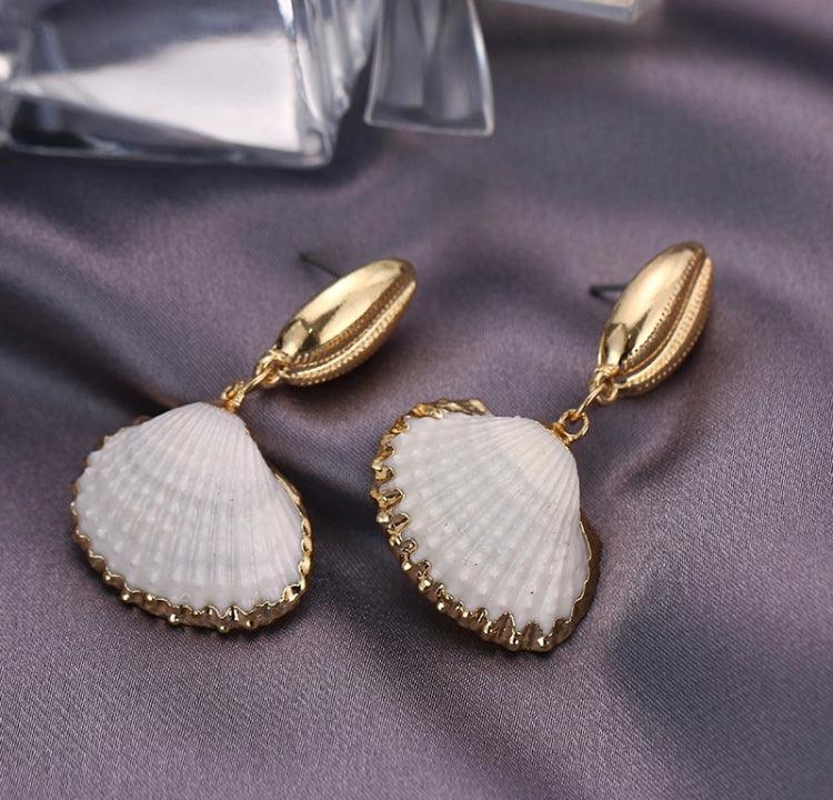 A lightweight open shell drop with gold detailing. 
