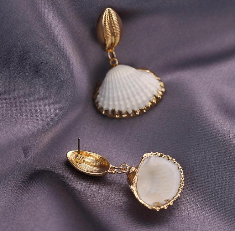A lightweight open shell drop with gold detailing. 