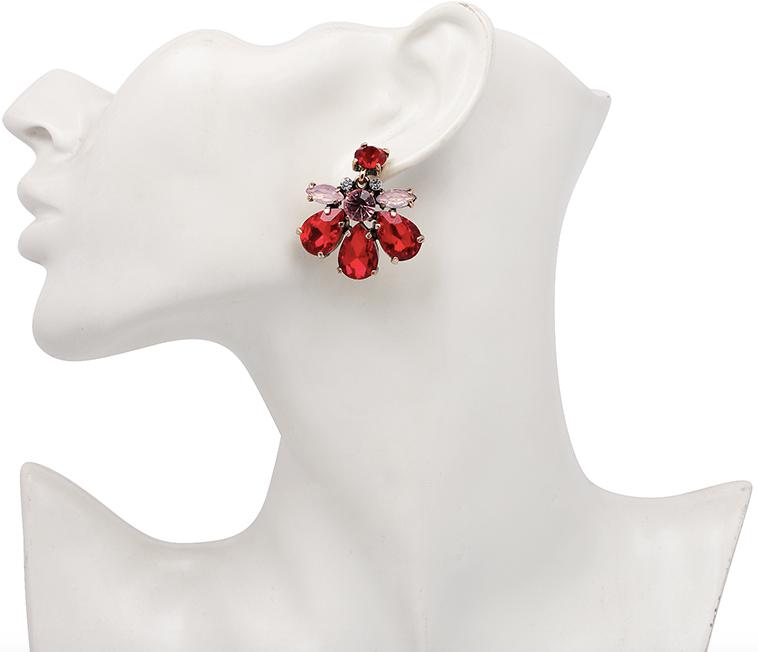 A beautiful and simple crystal flower stud design, easily worn to dress up any outfit or add a little sparkle.