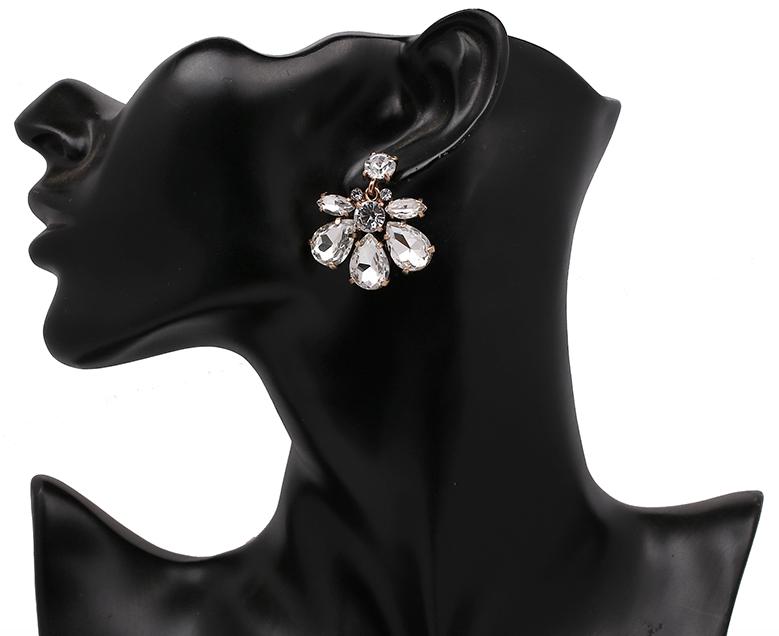 A beautiful and simple crystal flower stud design, easily worn to dress up any outfit or add a little sparkle.