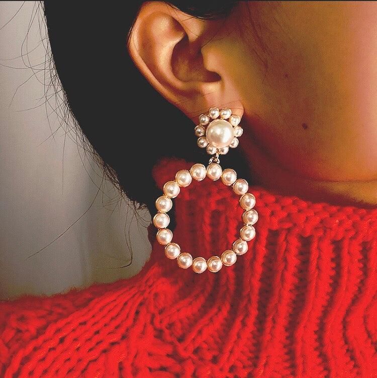 A simple yet beautiful pearl circular drop with a flower shaped stud. A true statement style and very versatile. Lightweight.