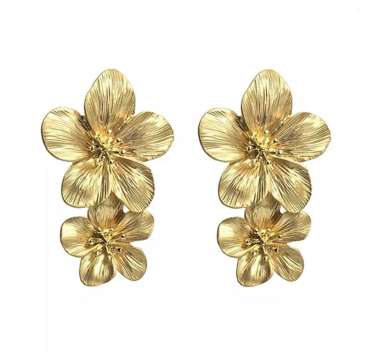 A pretty and bold coloured simple flower stud statement earring with a gold 3D centerpiece.
