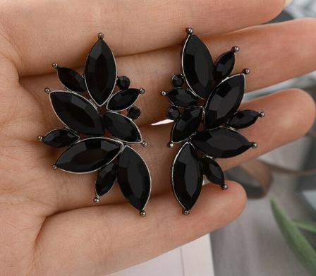 A beautiful and simple crystal stud, easily worn to dress up any outfit or add a little sparkle.