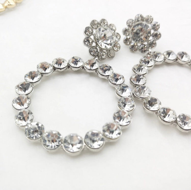 A simple yet beautiful crystal circular drop with a flower shaped stud. A true statement style and very versatile. Lightweight.