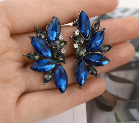 A beautiful and simple crystal stud, easily worn to dress up any outfit or add a little sparkle.