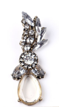 A beautiful medium sized vintage style crystal drop with gold clasping. Features flower and petal detailing and a clear teardrop pendant.  