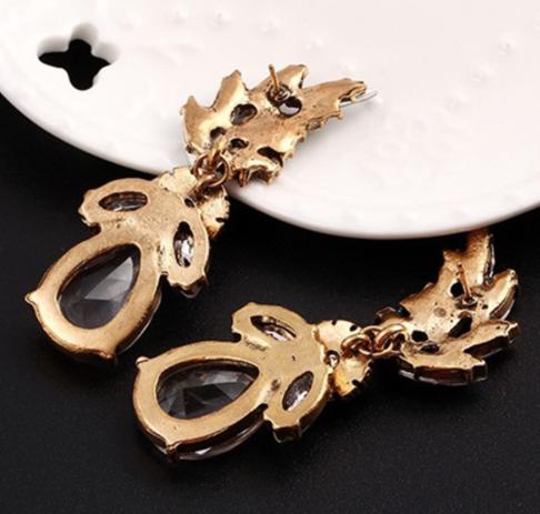 A beautiful medium sized vintage style crystal drop with gold clasping. Features flower and petal detailing and a clear teardrop pendant.  
