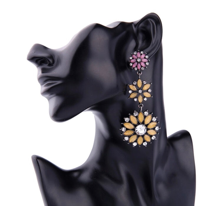 A gorgeous pink and beige flower design earring with crystal detailing.