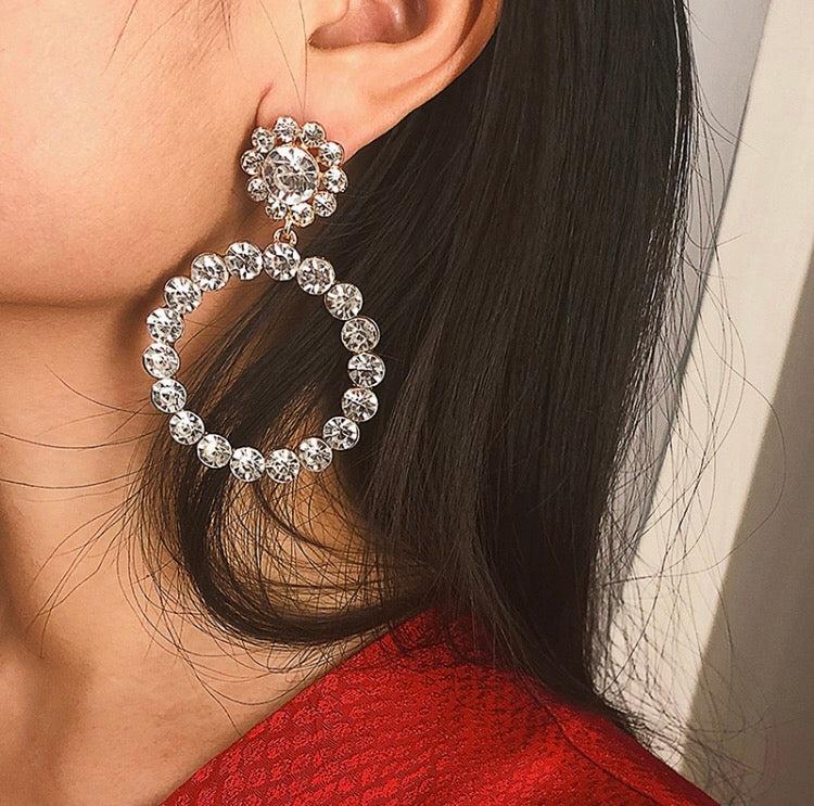 A simple yet beautiful crystal circular drop with a flower shaped stud. A true statement style and very versatile. Lightweight.