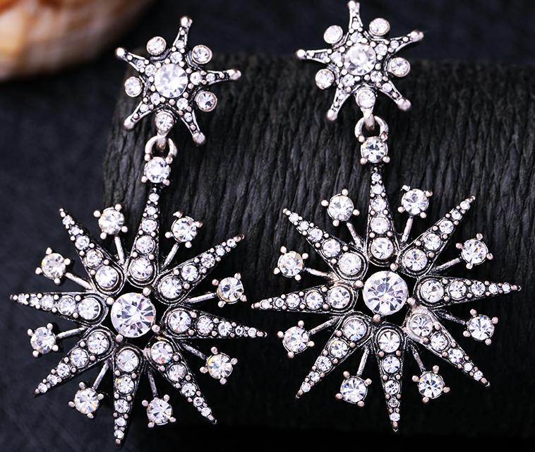 A medium sized and lightweight crystal encrusted double star drop. Comfortable and perfect for a girls night out. 