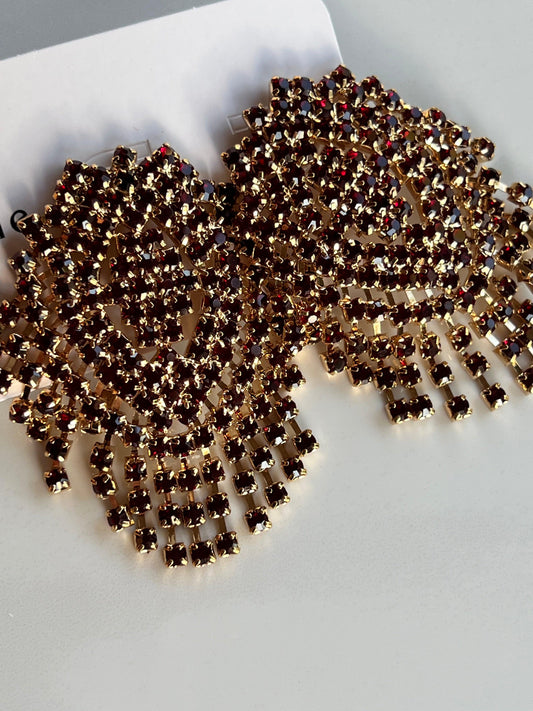 A vintage inspired glamour.  Tones of glistening Back in a silver setting or glistening Ruby in a gold setting. 