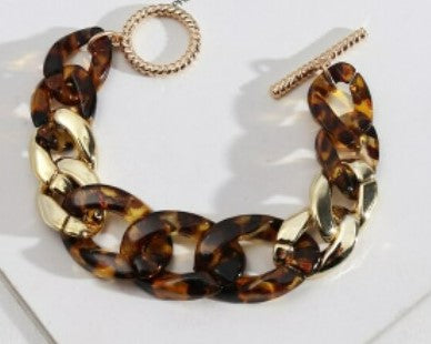 These fun geometric acrylic link chain bracelets with gold colour toggle clasp are sure to be a conversation starter.