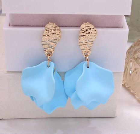 A lightweight petal drop earring attached to an oval gold stud. Perfect to add a touch of colour to your outfit and she's super lightweight!  All earrings arrive beautifully packaged in our luxurious Entire Me pouch. 