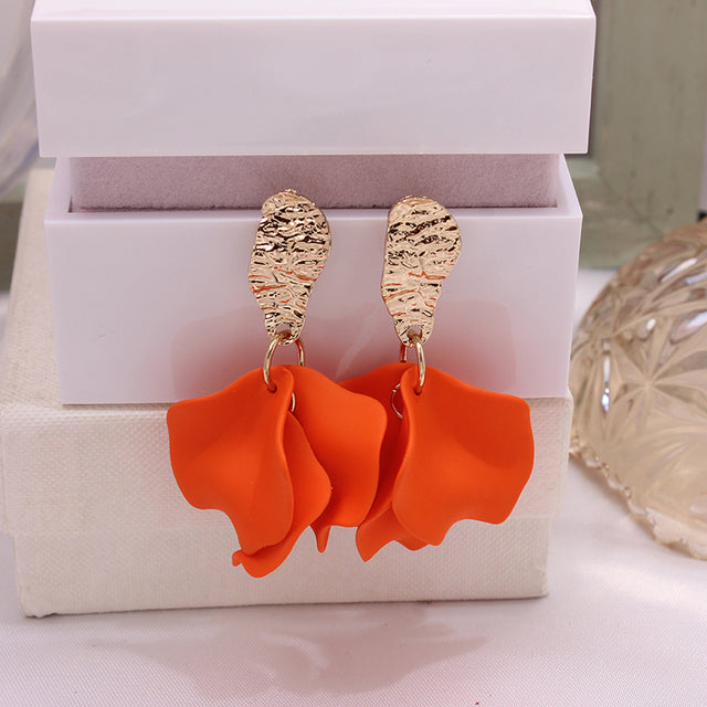 A lightweight petal drop earring attached to an oval gold stud. Perfect to add a touch of colour to your outfit and she's super lightweight!  All earrings arrive beautifully packaged in our luxurious Entire Me pouch. 