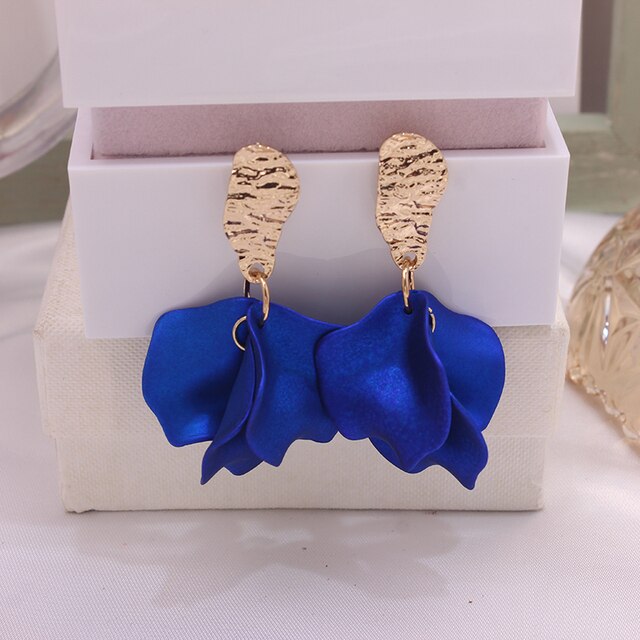 A lightweight petal drop earring attached to an oval gold stud. Perfect to add a touch of colour to your outfit and she's super lightweight!  All earrings arrive beautifully packaged in our luxurious Entire Me pouch. 