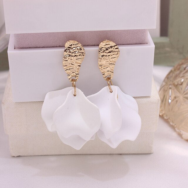 A lightweight petal drop earring attached to an oval gold stud. Perfect to add a touch of colour to your outfit and she's super lightweight!  All earrings arrive beautifully packaged in our luxurious Entire Me pouch. 