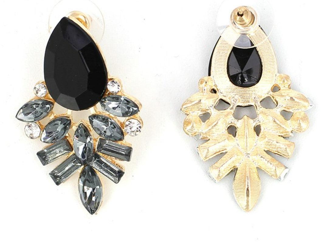 Winnie is our fine crystal stud earring. Perfect to add the element of bling to your outfit! 