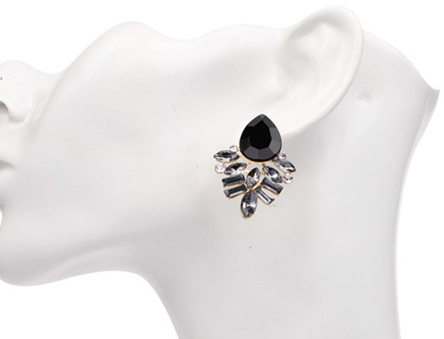 Winnie is our fine crystal stud earring. Perfect to add the element of bling to your outfit! 