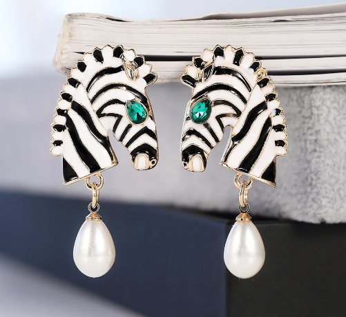 These bold and stylish Zebra Head Earrings feature a pearl drop and come packaged in the luxurious Entire Me pouch.